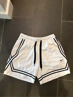 Like New! Nike Women's Fly Crossover Basketball Shorts size M